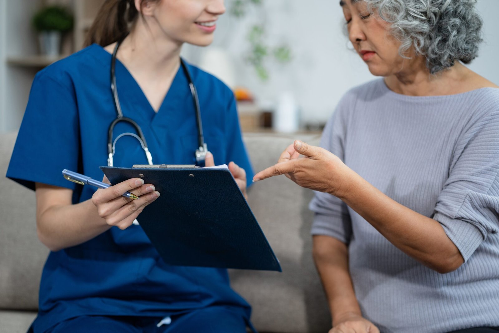 female,doctor,consulting,senior,old,patient,filling,form,at,consultation,